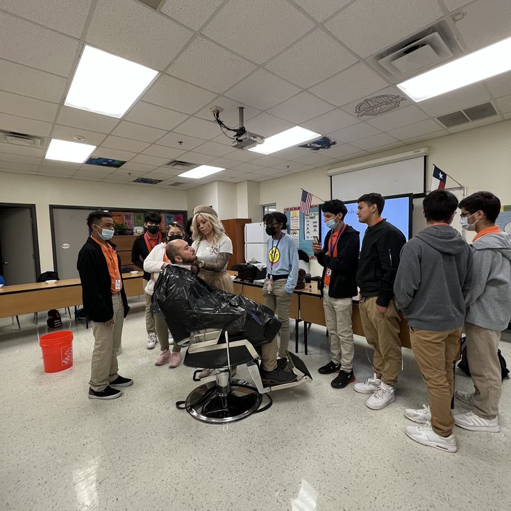 Siswa sedang mempraktikkan teknik fade di Barbershop Academy.