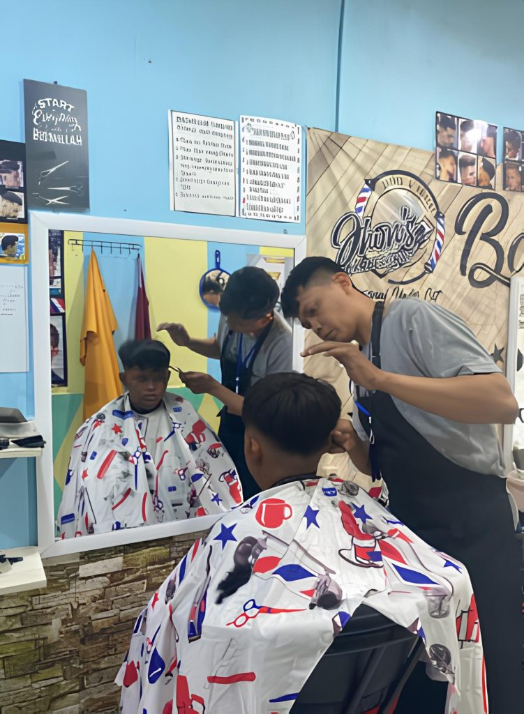 Profesi barber sangat dibutuhkan di barbershop modern untuk layanan cukur rambut pria